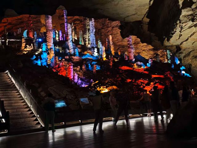 Экскурсия из Чжанцзяцзе на озеро Баофэн и пещеру Желтого Дракона