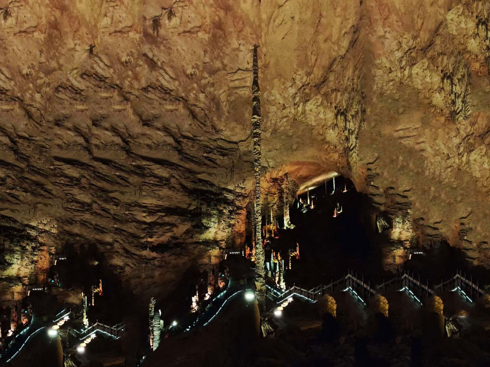 Самый высокий сталагмит в пещере, известный как «Божественная игла Динхай»