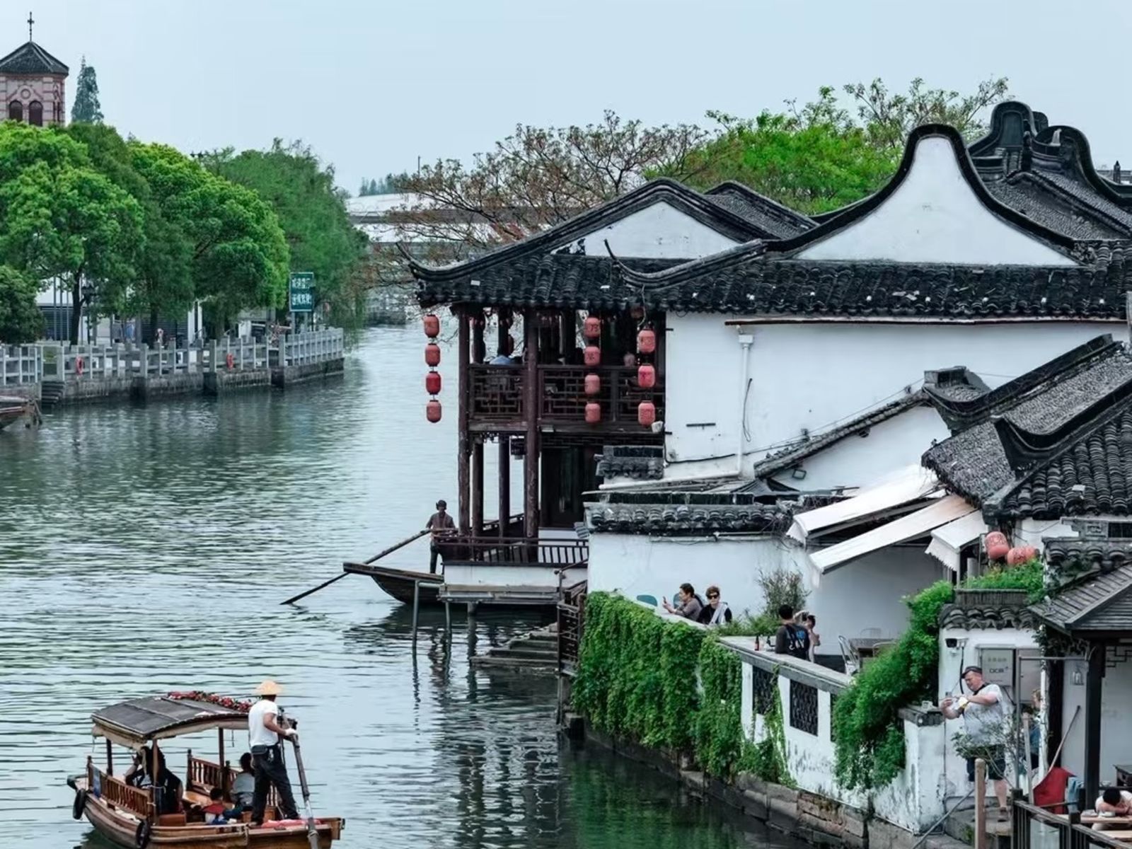 Лодка плывет по каналам