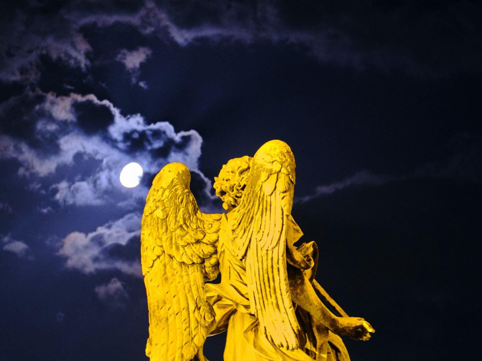 Ангел под луной