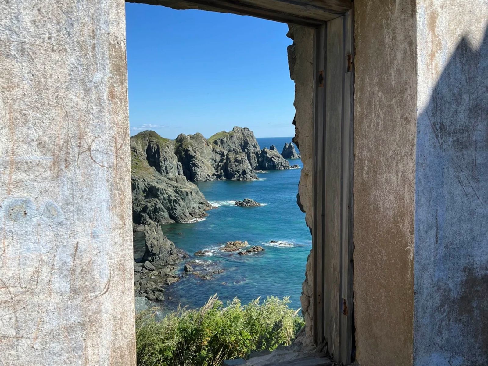 Популярный вид через окно на мыс Пальчатый