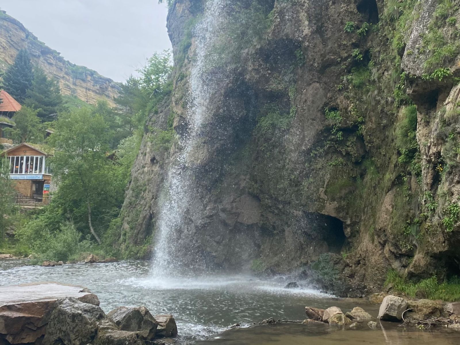 Это самый большой водопад в комплексе