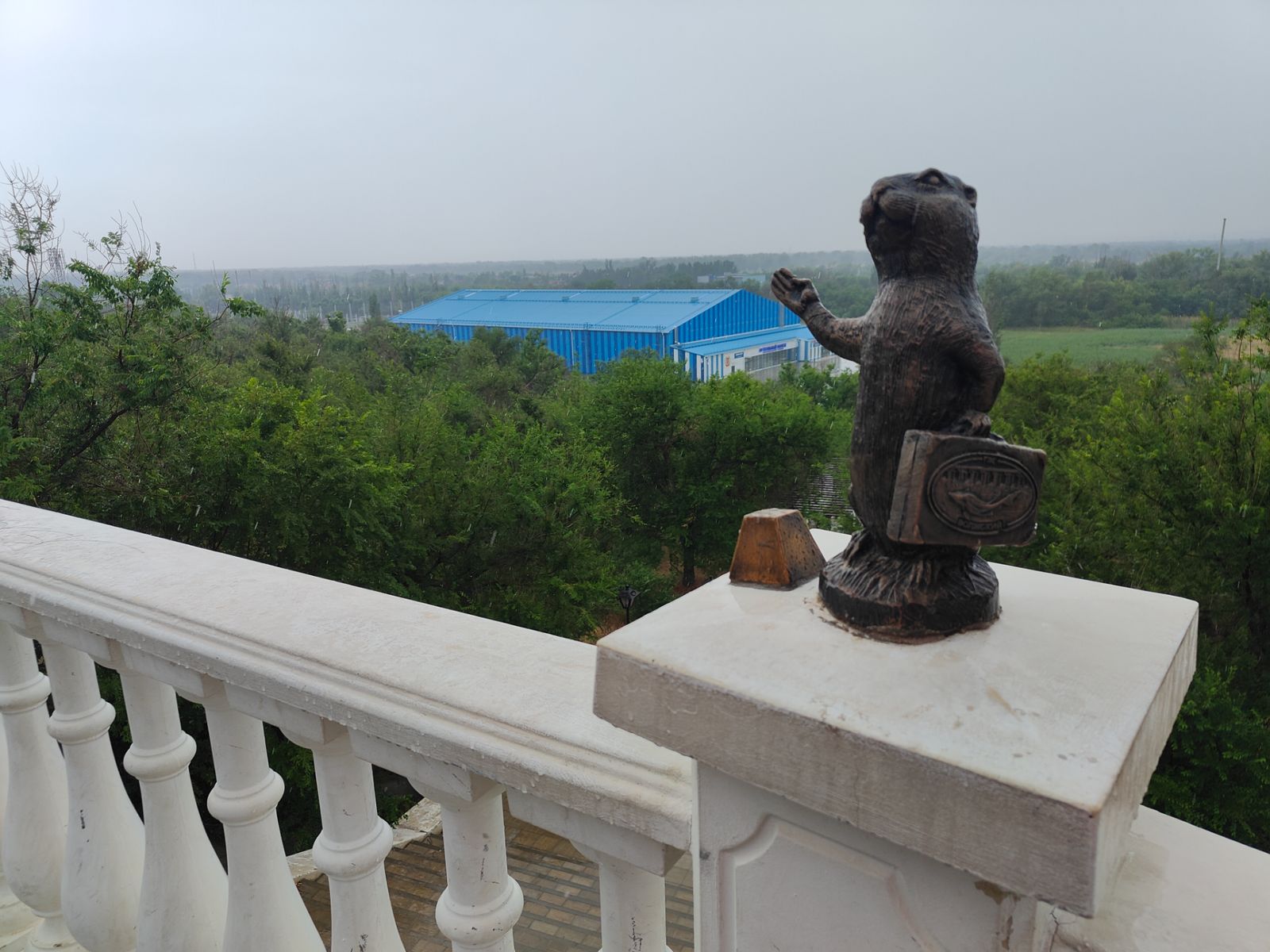 Один из многочисленных памятников сусликам в Волжском