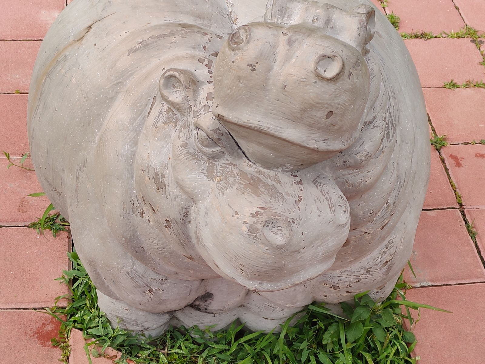 Скульптура нежных бегемотиков в парке культуры и отдыха Волжского