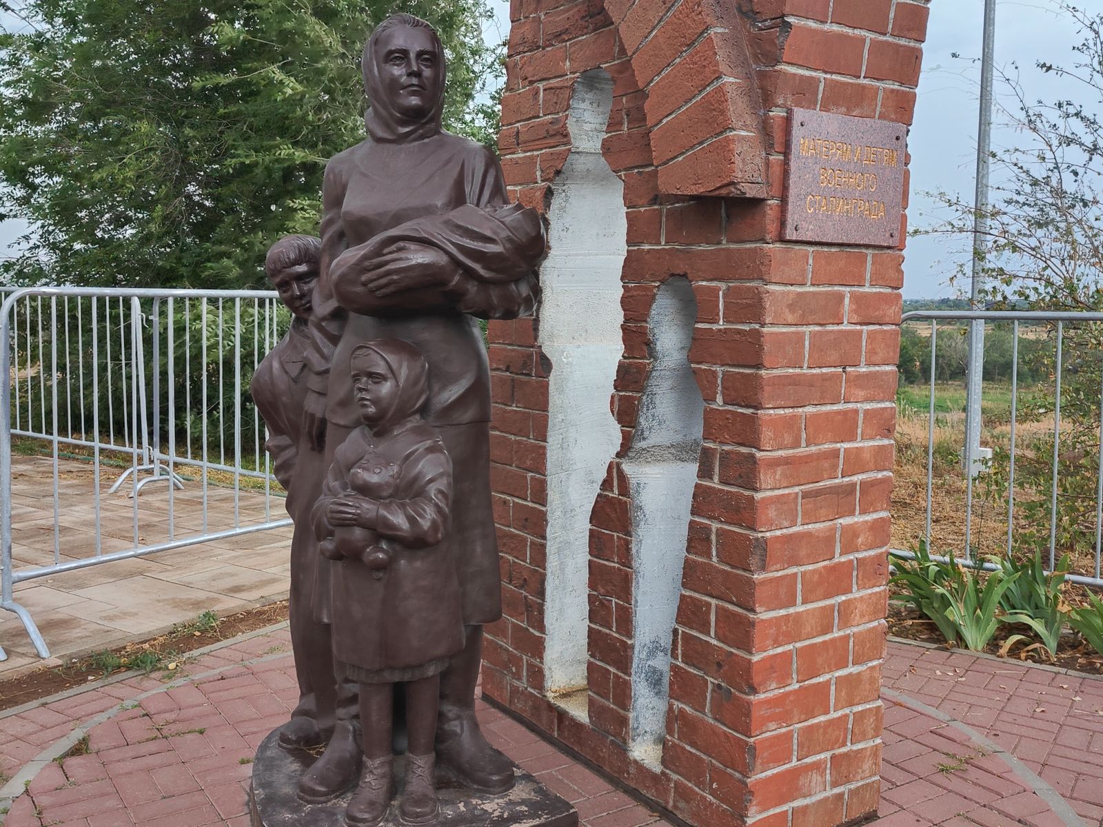 Памятник "Матерям и детям военного Сталинграда" в Волжском