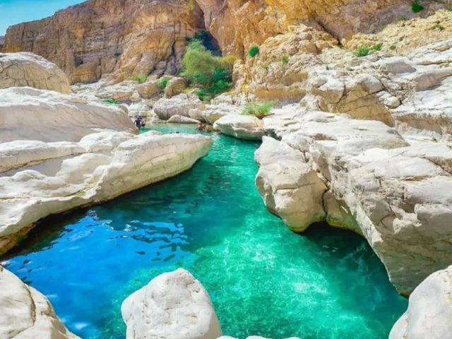 Экскурсия из Маската в оазис Вади Шаб и к воронке Бимма