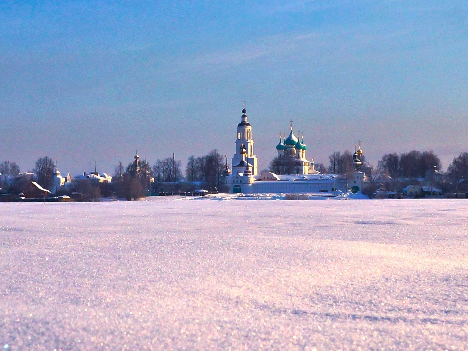 Вид на Толгский монастырь с Волги
