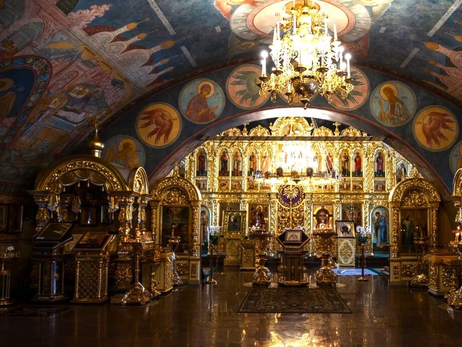 Внутреннее убранство Крестовоздвиженского храма