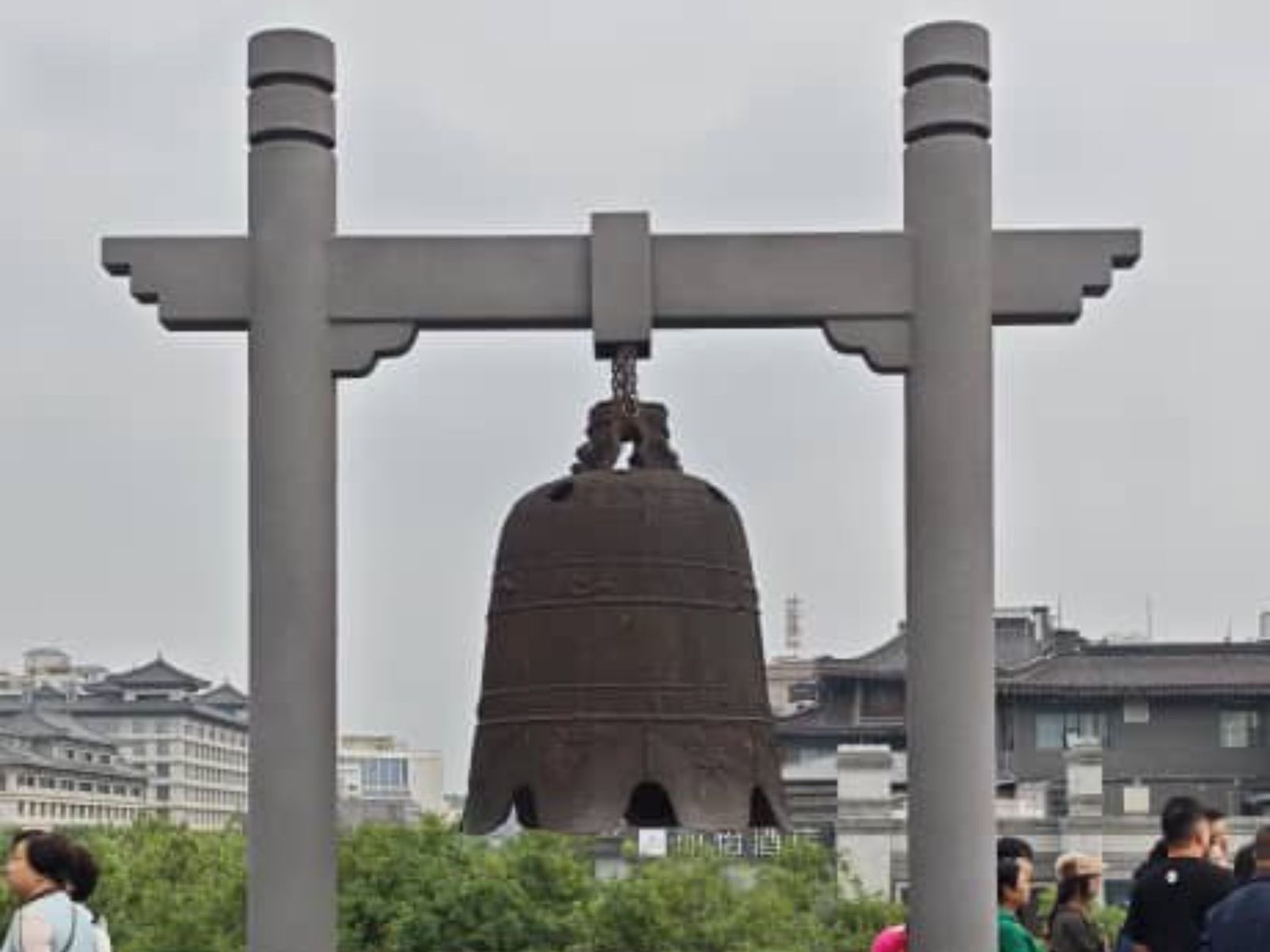 Колокол на городской стене
