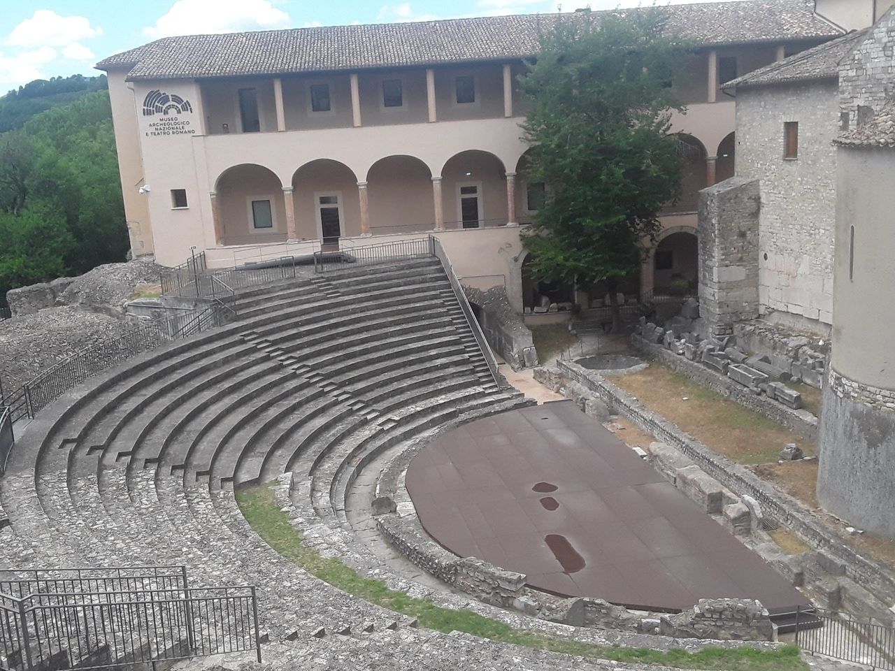 Индивидуальная обзорная экскурсия в Сполето - индивидуальная экскурсия в Сполето пешком длительностью 2.5 часа с количеством участников до 7 человек цена экскурсии 320€