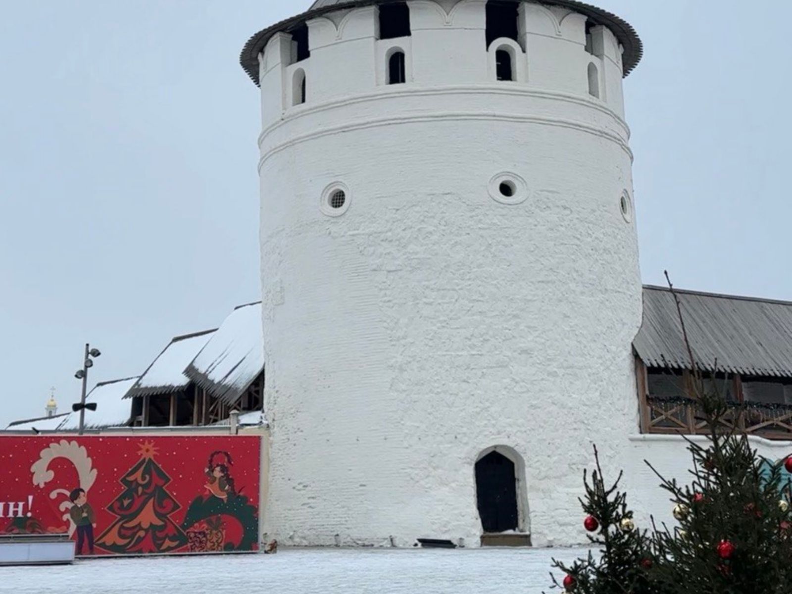 Новогодняя локация близ Консисторской башни в кремле