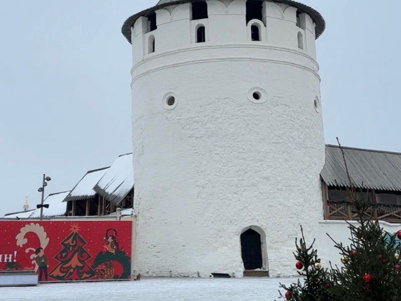 Новогодняя локация близ Консисторской башни в кремле