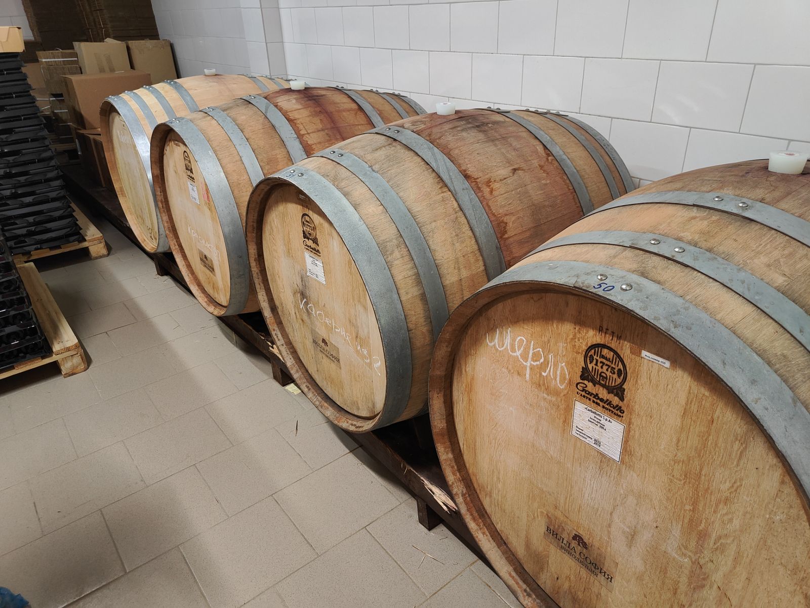 Бочки с вином в винодельне "Вилла София"