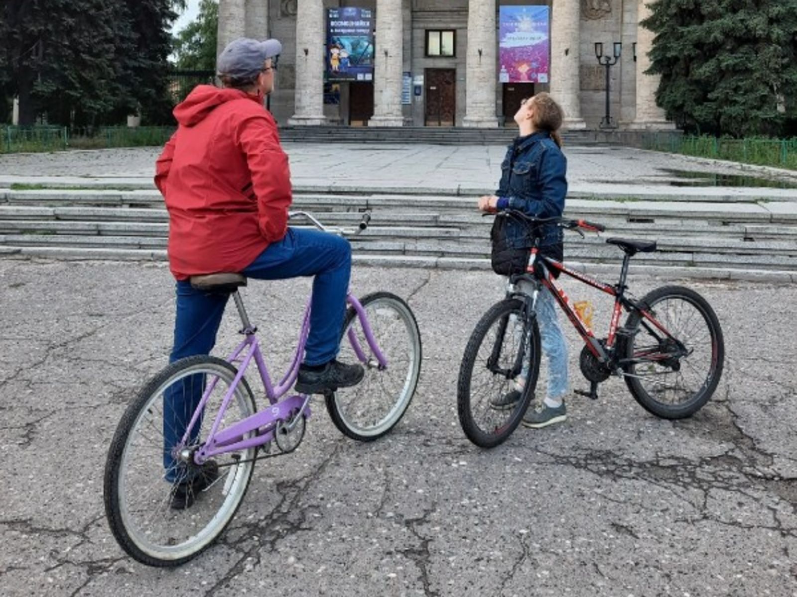 Со своей туристкой на велоэкскурсии рядом с Волгоградским планетарием