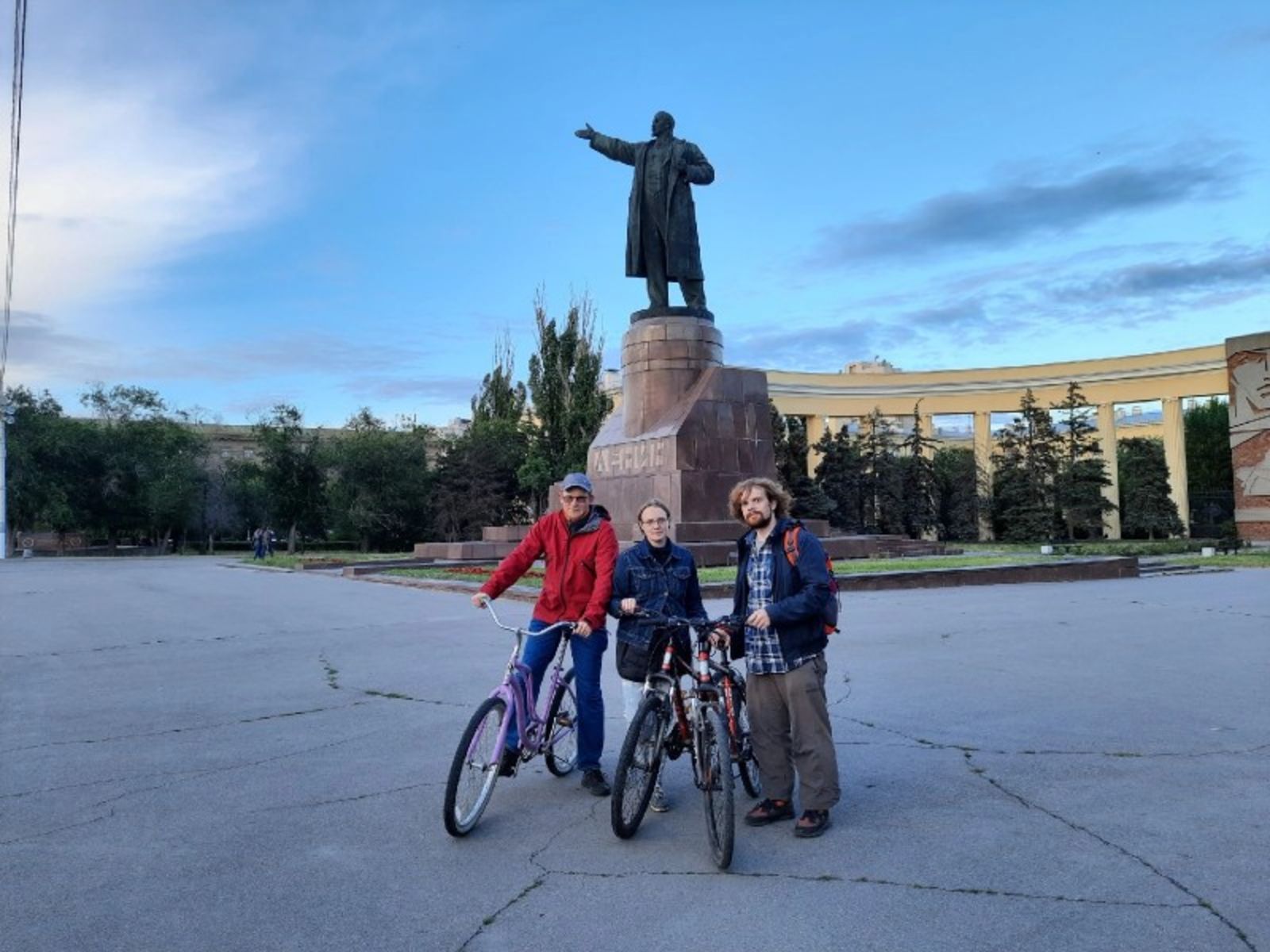 Со своими туристами на велоэкскурсии на площади Ленина