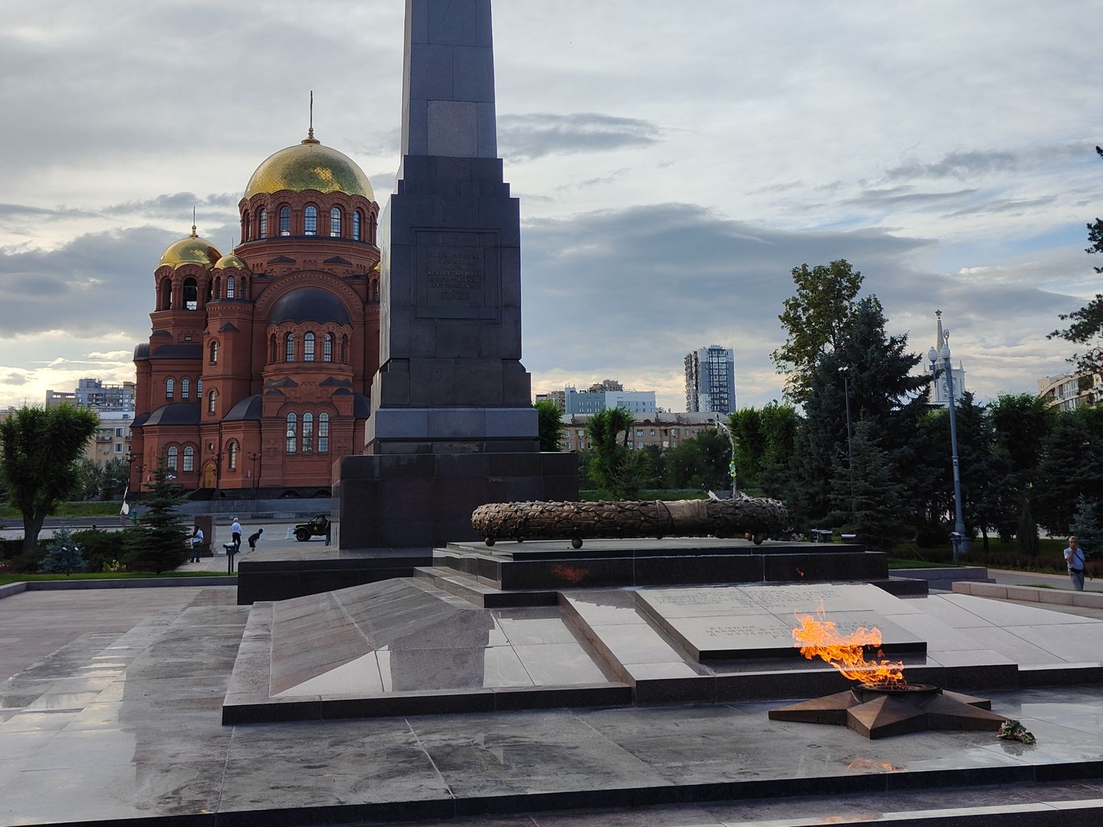 Вечный огонь и памятный обелиск в Мемориальном сквере