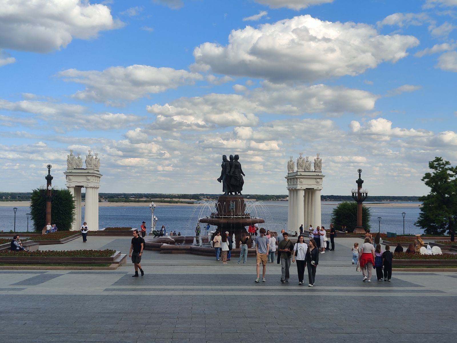 Пропилеи и фонтан "Искусство" на верхней террасе Центральной набережной