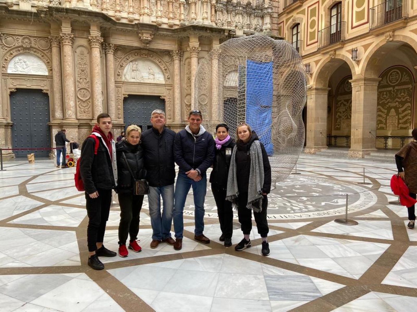 Перед главным фасадом церкви Санта-Мария-де-Монсеррат