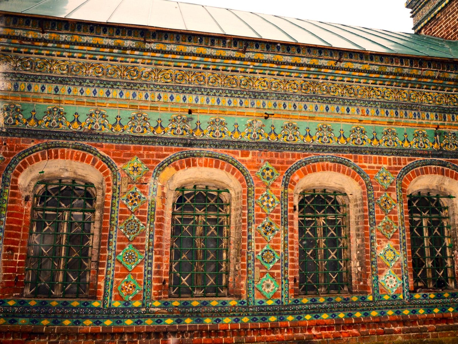 Изразцовое убранство Тихвинской церкви