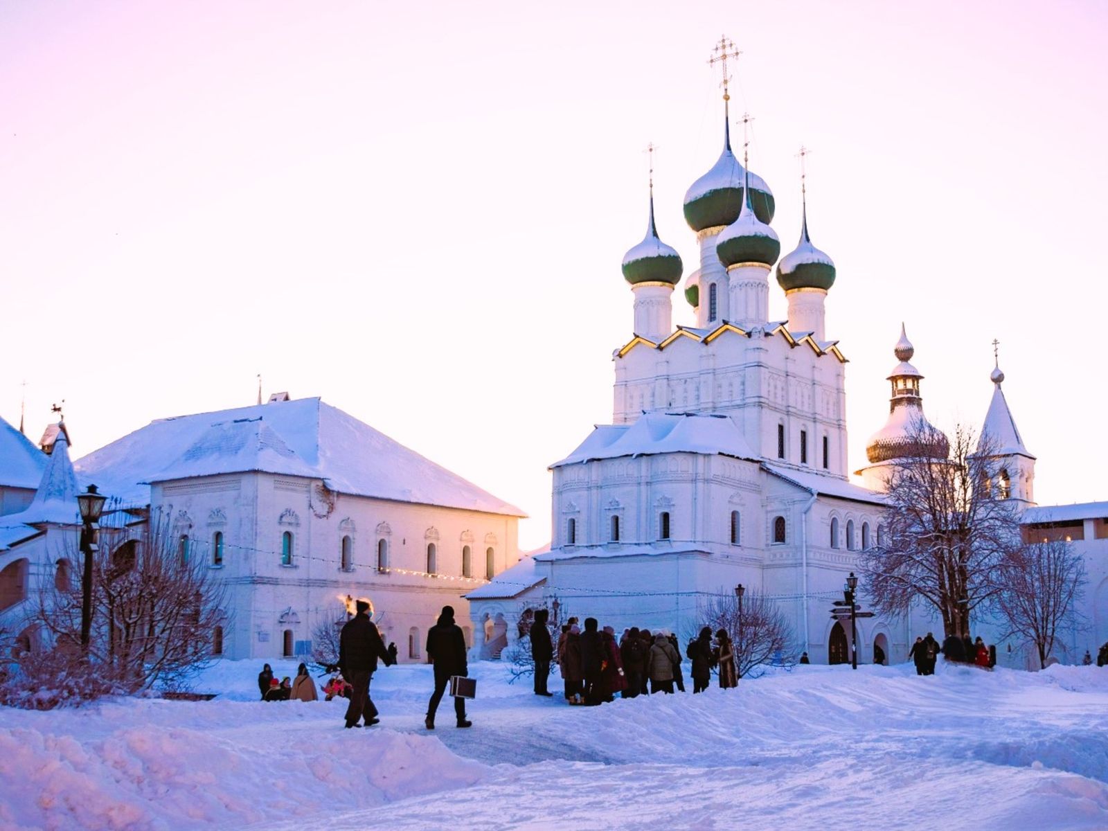В Ростовском кремле. Надвратный храм Иоанна Богослова и Красная палата