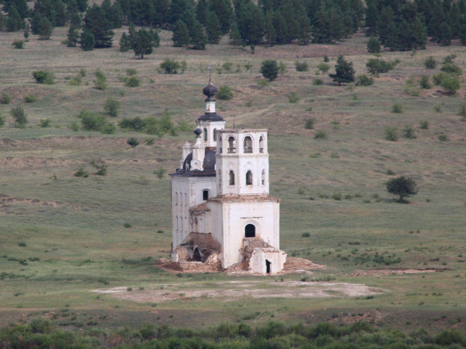 Для полного погружения в историю возьмите бинокль, чтобы заглянуть в заброшенный православный храм 