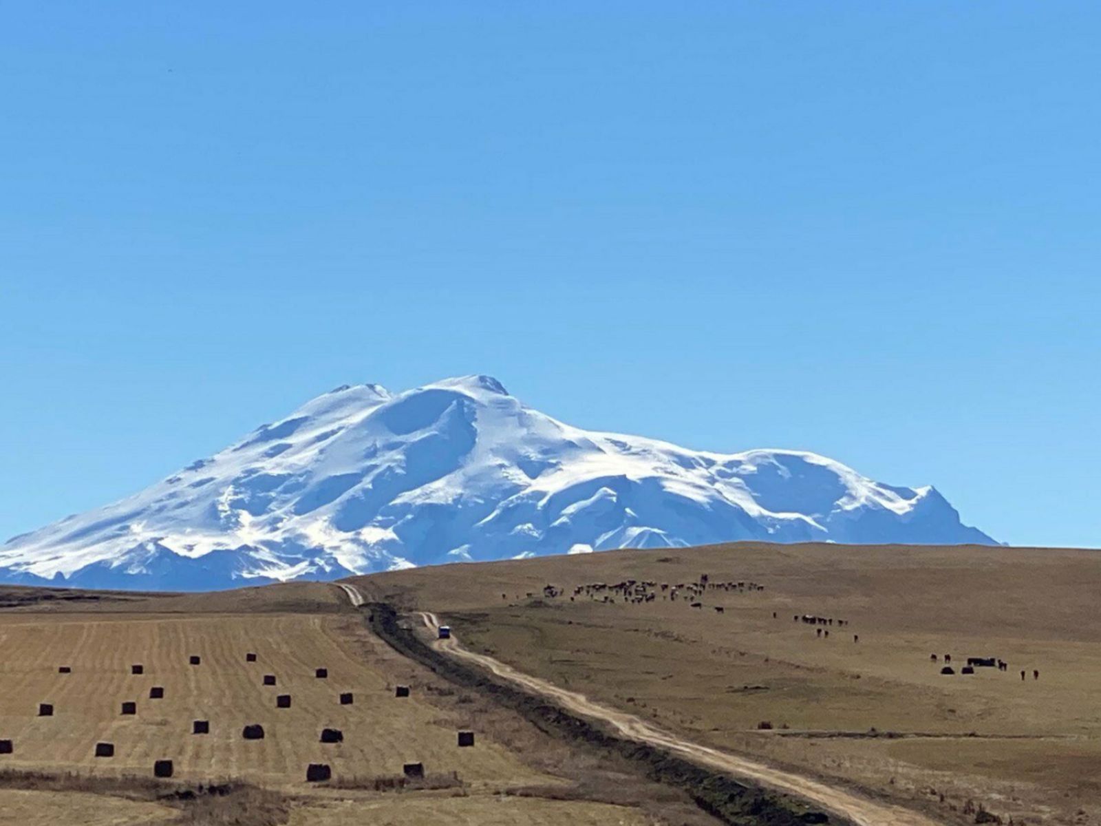 Вид на Эльбрус с перевала Гумбаши