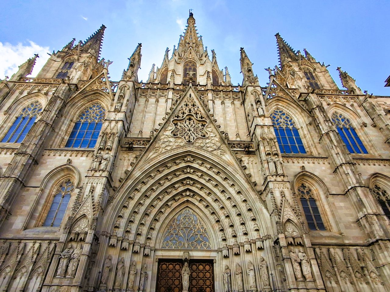 Индивидуальная обзорная экскурсия в Готическом квартале Барселоны - индивидуальная экскурсия в Барселоне пешком длительностью 2.5 часа с количеством участников до 6 человек цена экскурсии 200€