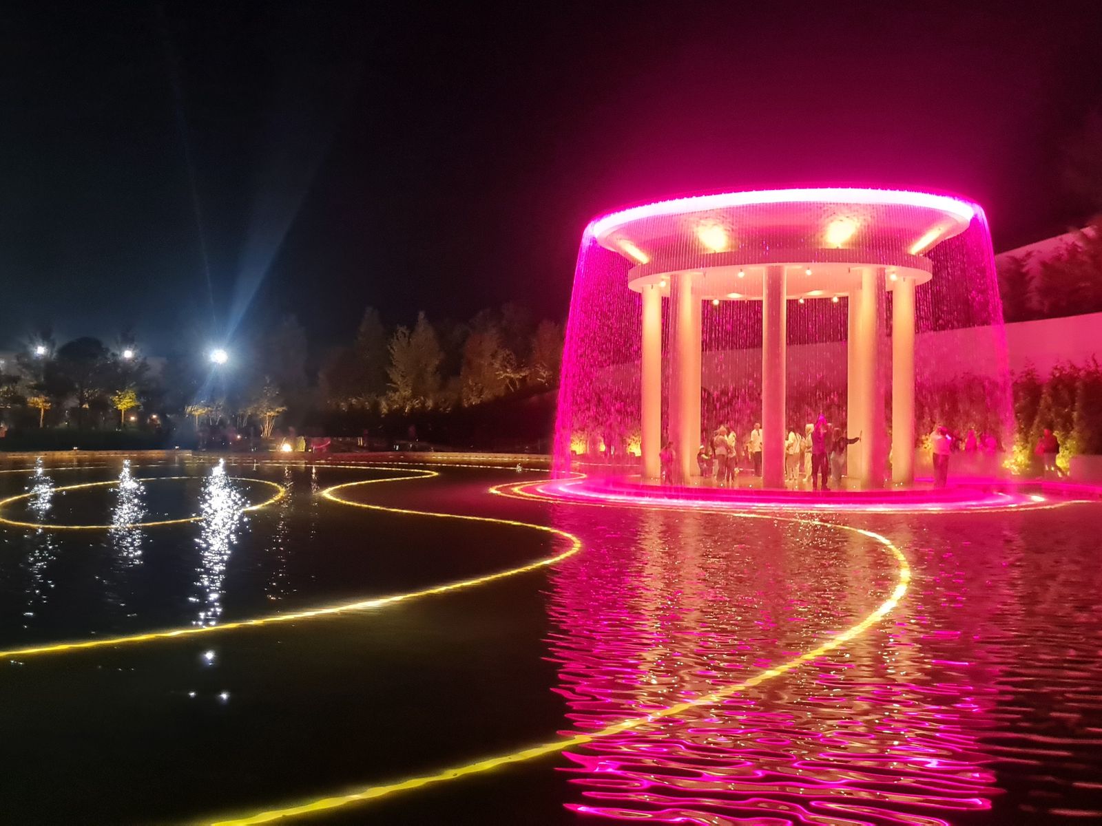 Фонтан "Ротонда" и озеро "Любви"