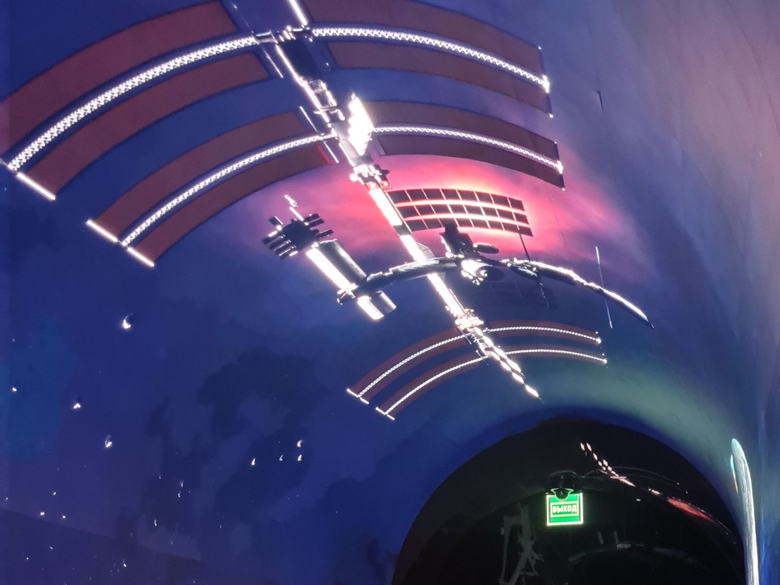 Космическая инсталляция внутри "Кроличьей норы"