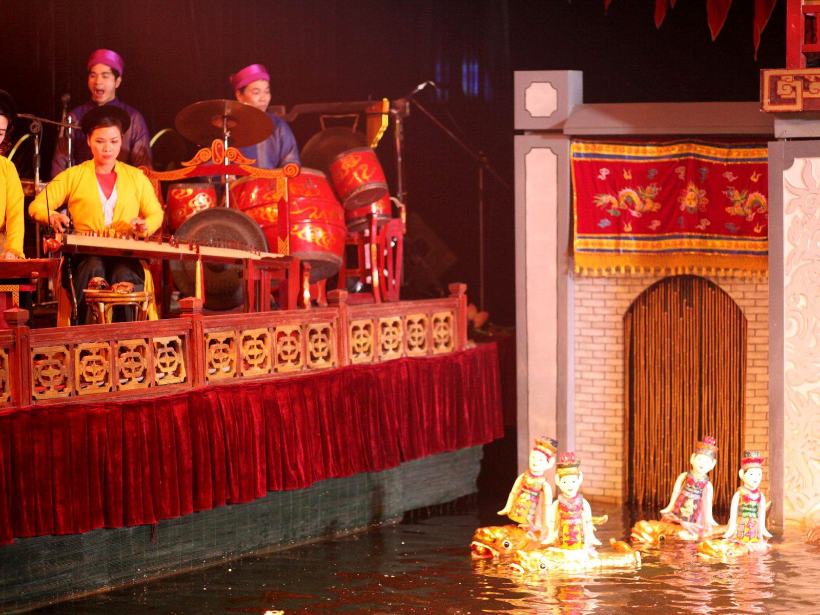 Ни на что не похожее зрелище, которое считается одним из самых самобытных и древних видов искусства Вьетнама 