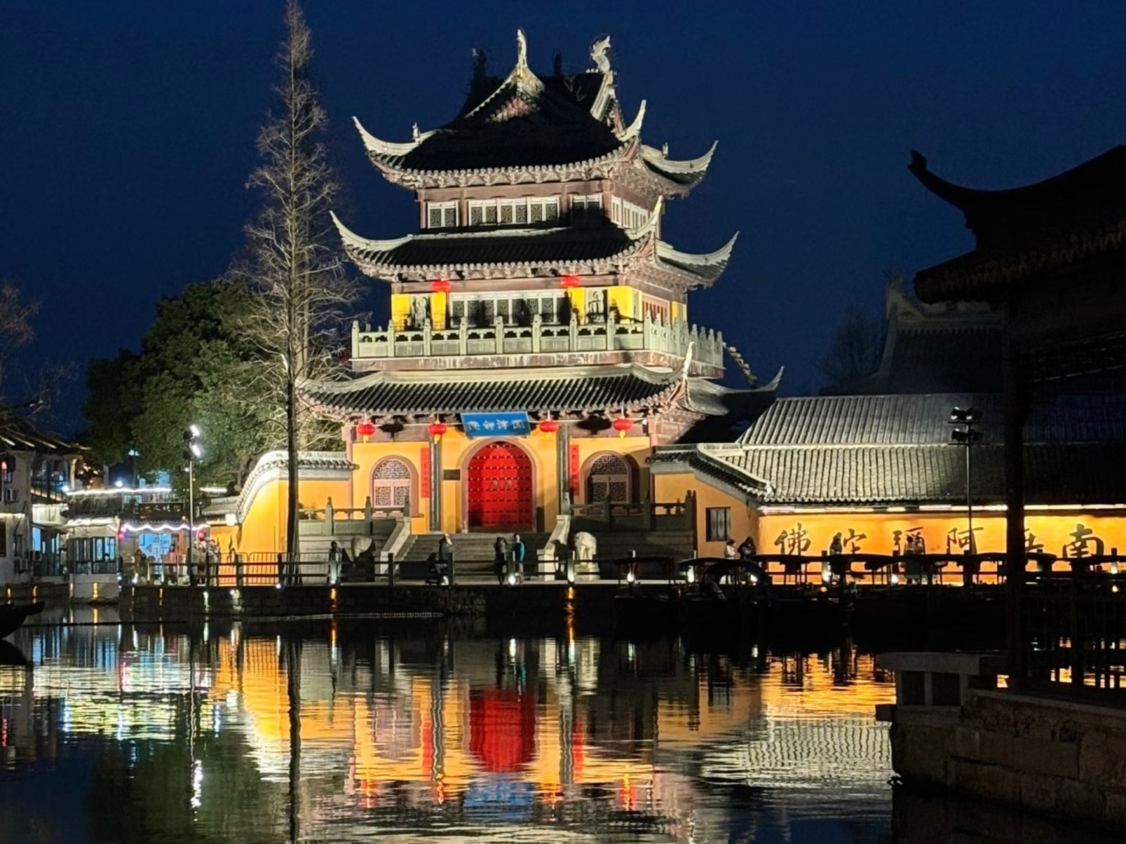 Храм вечером