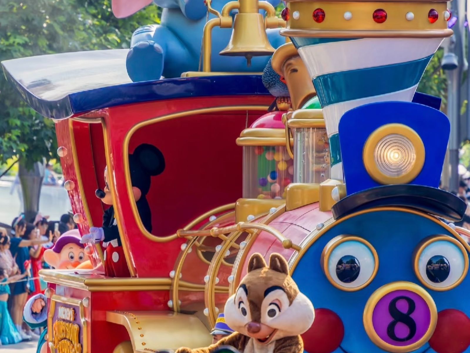 Парад с локомотивом Микки