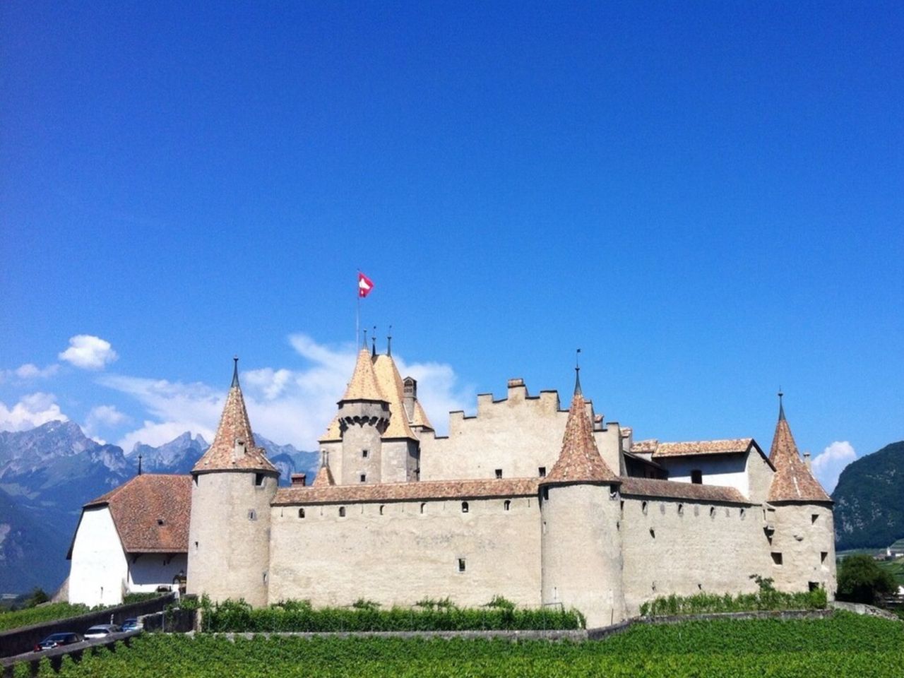 Обзорная экскурсия из Лозанны по мистическим местам Швейцарии - индивидуальная экскурсия в Лозанне на машине гида длительностью 8 часов с количеством участников до 4 человек цена экскурсии 1370€