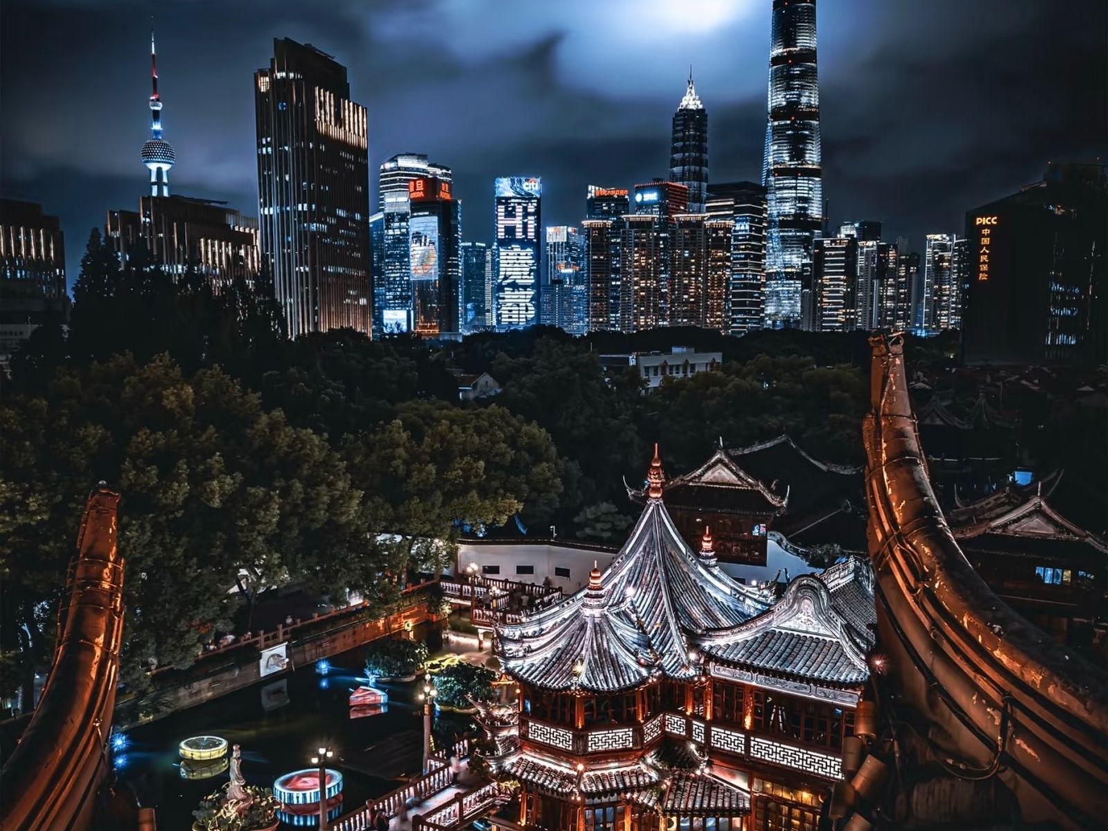 Новый и старый город на одном фото