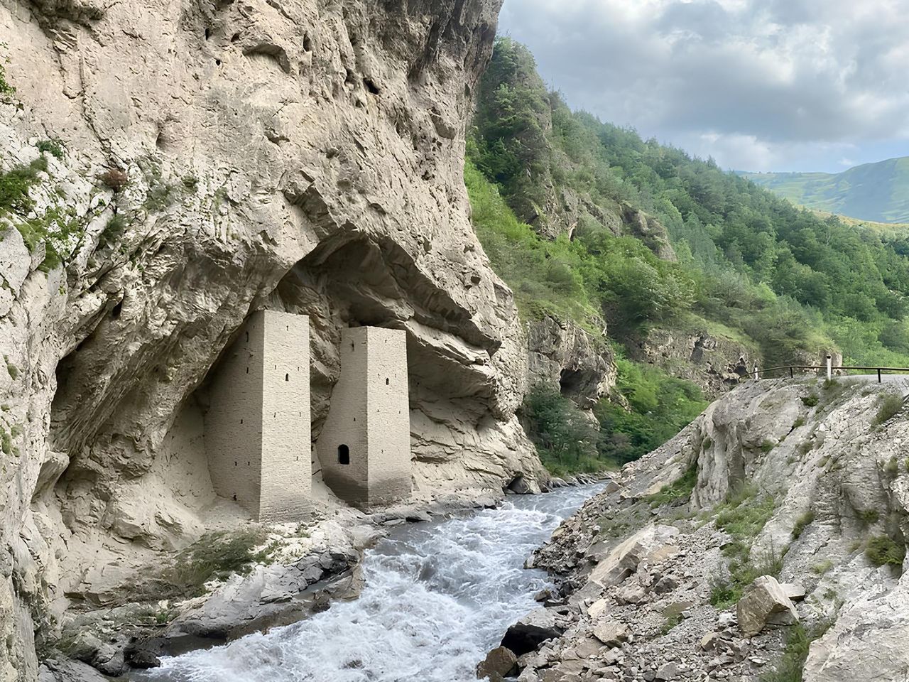 Экскурсия в Аргунское ущелье: красота гор и сила традиций - индивидуальная экскурсия в Грозном на машине гида длительностью 6.5 часов с количеством участников до 4 человек цена экскурсии 11000₽