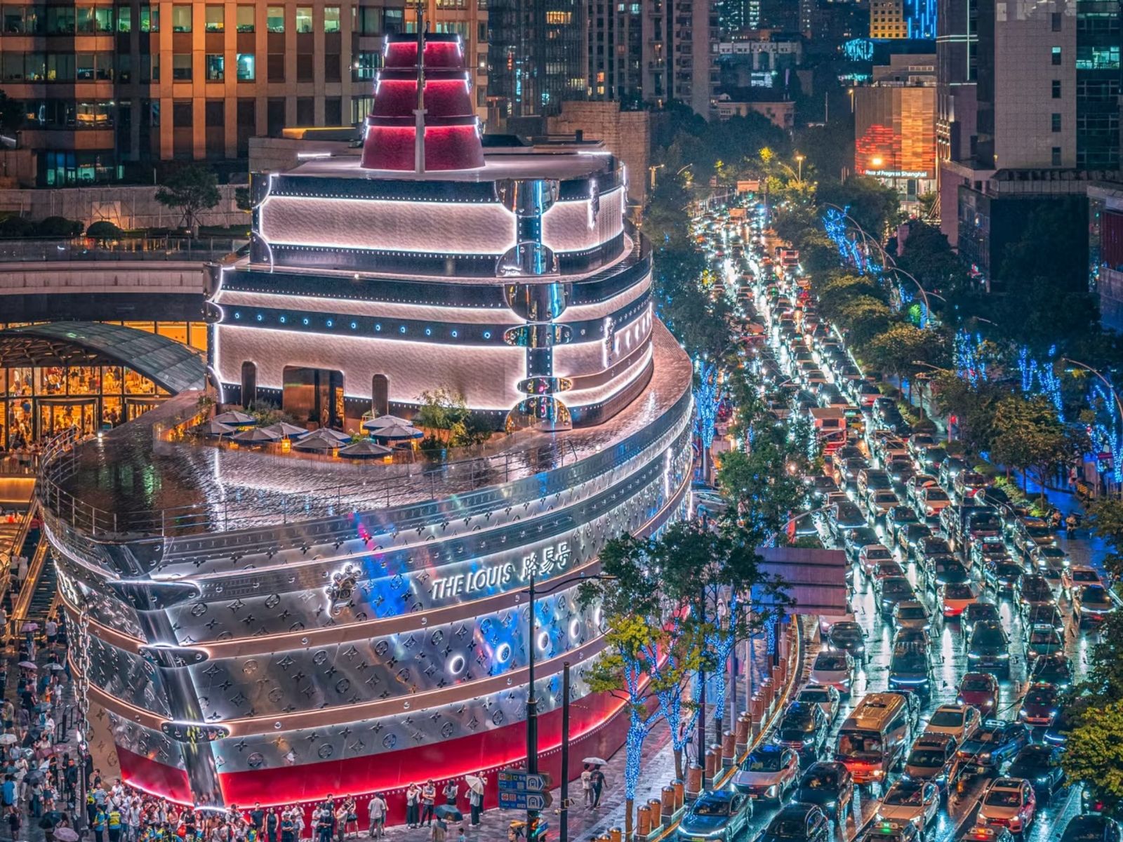 Louis Vuitton Global First Store — «The Giant Wheel» в Шанхае: роскошь на берегу Хуанпу

В 2024 году в Шанхае открылся самый амбициозный бутик Louis Vuitton в мире — LV The Giant Wheel, или, официально, Louis Vuitton Maison on the Bund. Это не просто магазин, а архитектурный и культурный проект мирового масштаба, ставший первым в истории брендом, открывшим «глобальный апертюр» (Global First) — презентацию новой концепции и коллекций в Китае до Парижа.