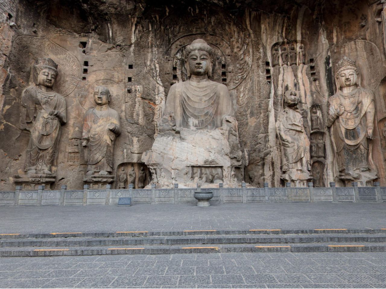 Экскурсия в пещеры Лунмэнь («Ворота Дракона») и храм Гуаньлинь - индивидуальная экскурсия в Лояне на машине гида длительностью 8 часов с количеством участников до 4 человек со скидкой 10% цена экскурсии 787.5$