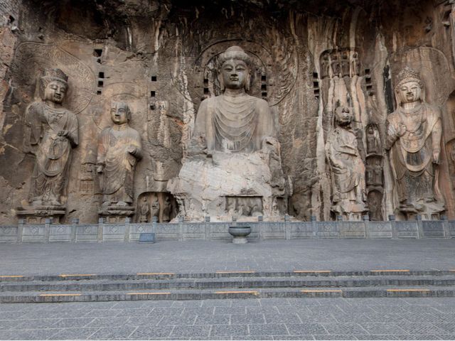 Экскурсия в пещеры Лунмэнь («Ворота Дракона») и храм Гуаньлинь