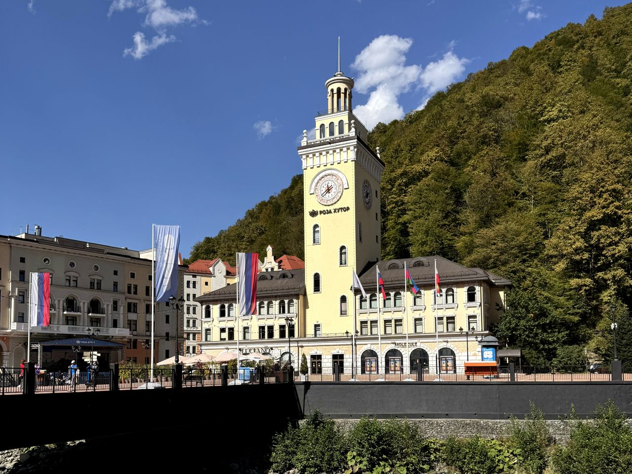 Индивидуальная обзорная экскурсия "Три жемчужины Красной Поляны" - индивидуальная экскурсия в Сочи на машине гида длительностью 7 часов с количеством участников до 4 человек со скидкой 10% цена экскурсии 11250₽