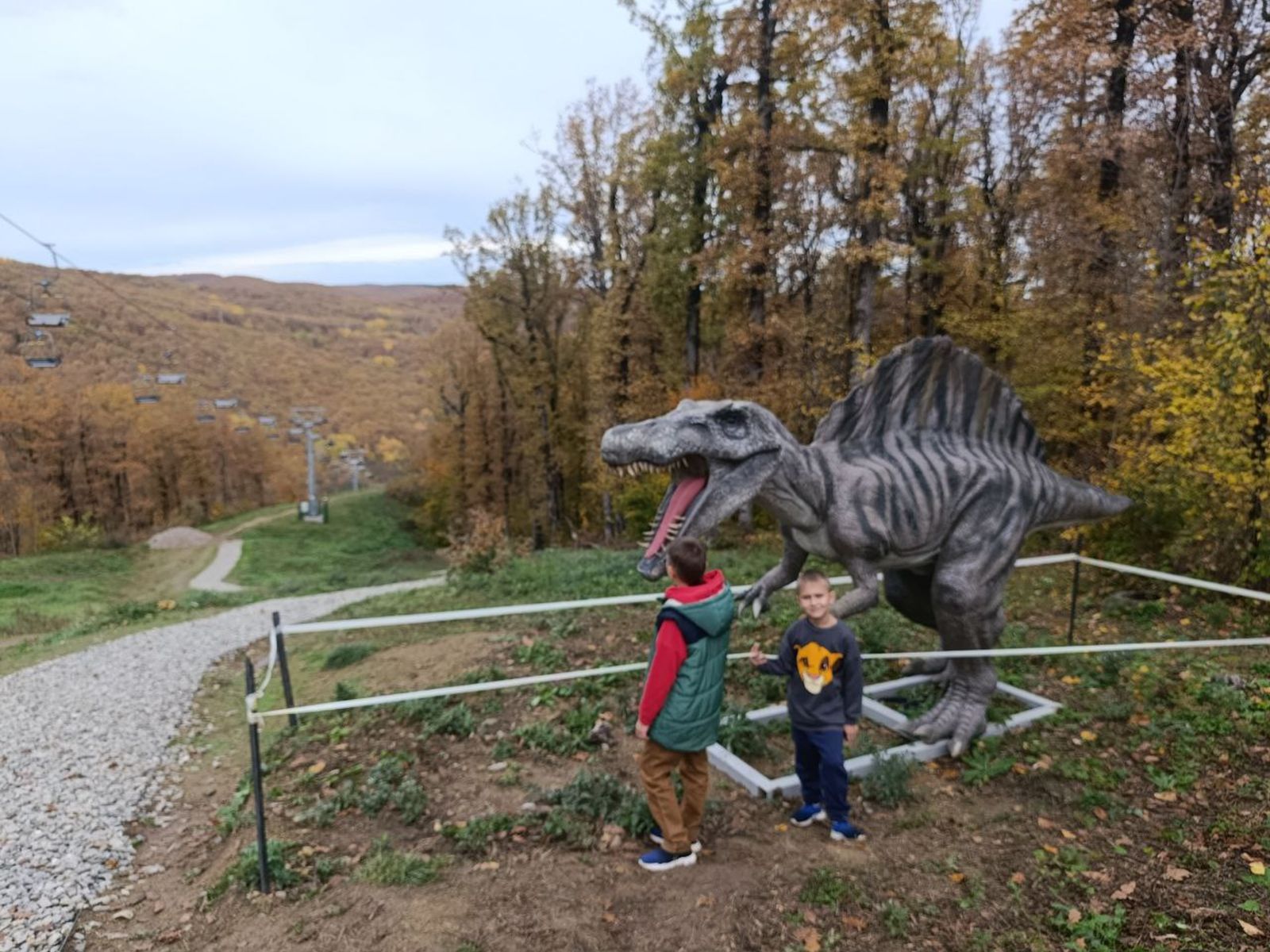 Тропа с динозаврами вдоль канатной дороги