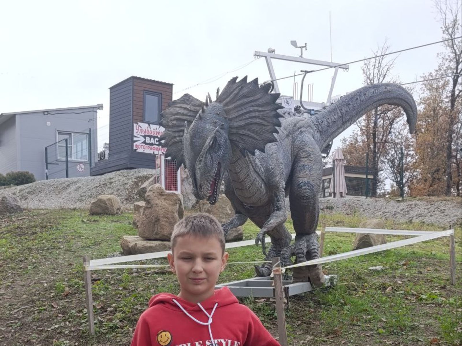 Динозавр при подъеме на гору в парке Дыхание гор