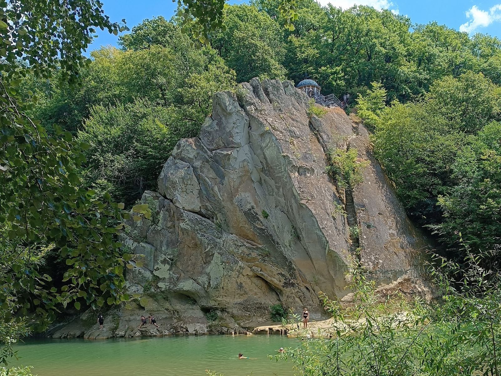 Скала Петушок и река Псекупс с минеральными источниками