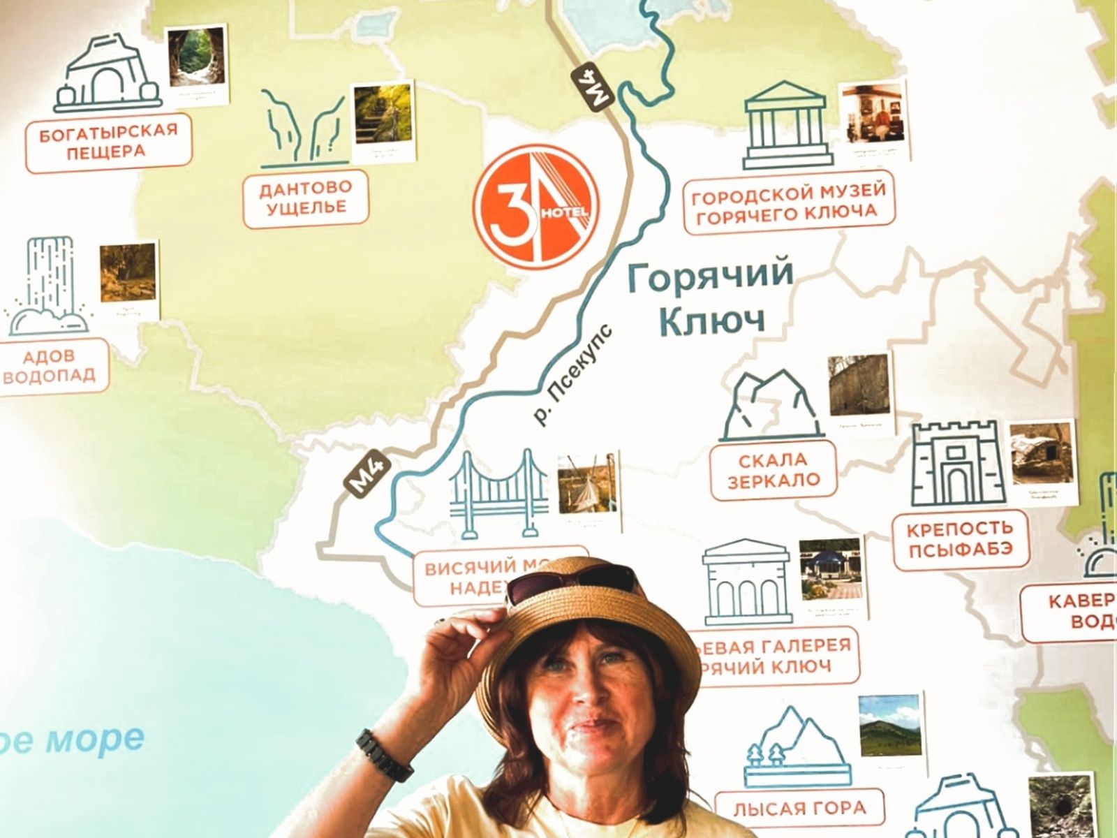 Гид Властелина у карты достопримечательностей курорта Горячий Ключ