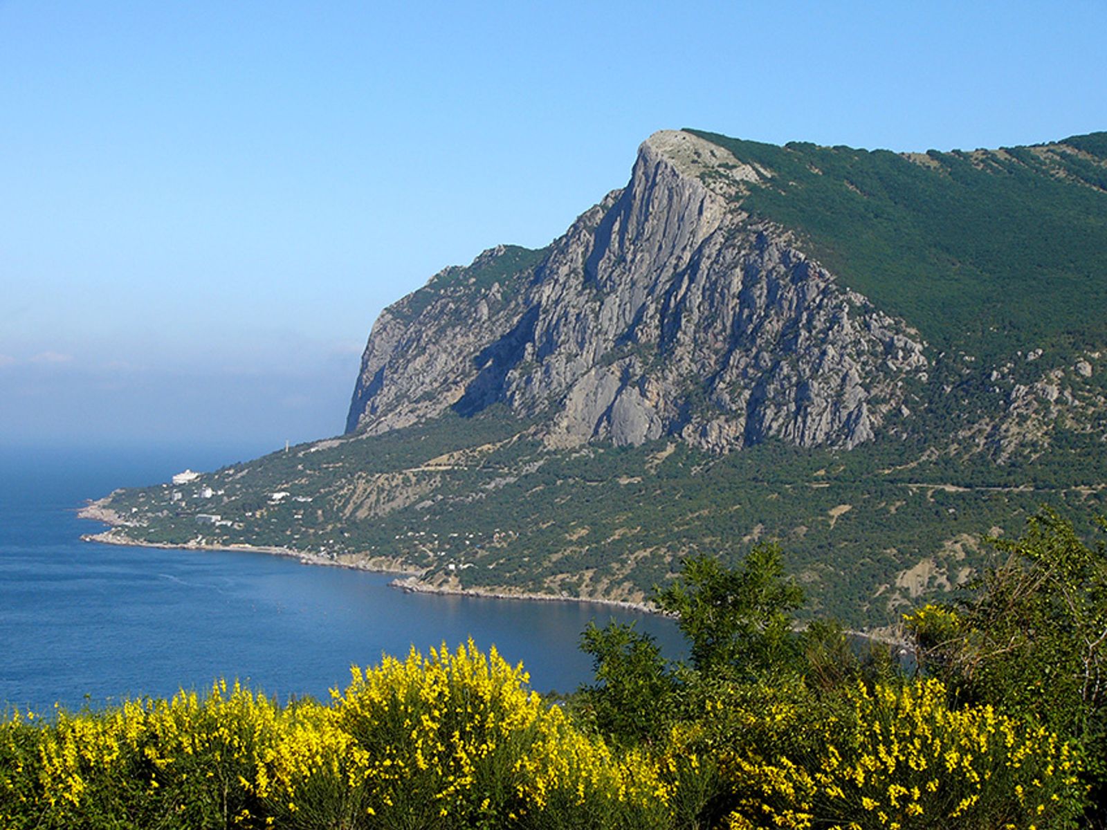 Вид на Ласпи с южнобережной трассы