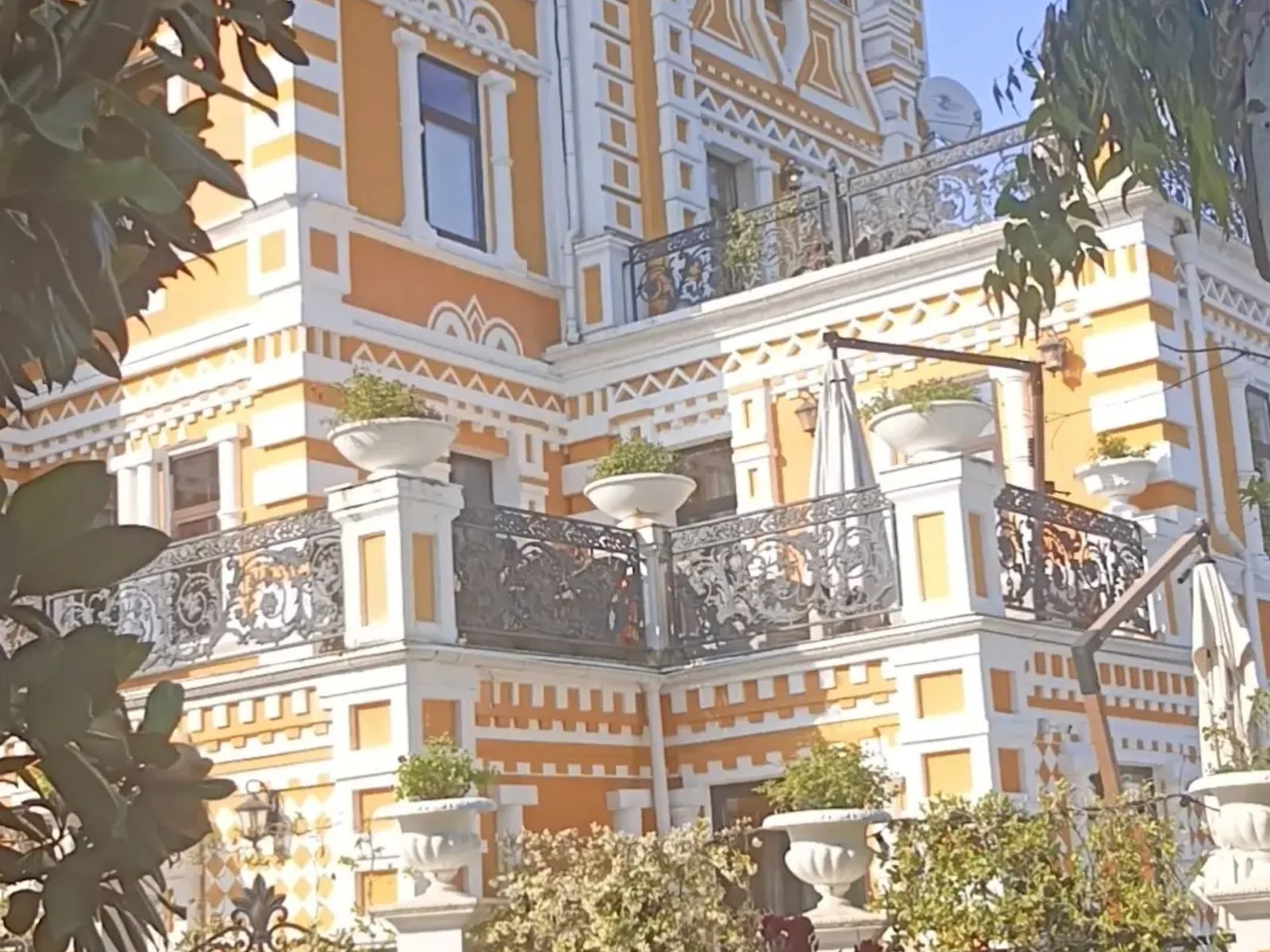 "Дача Хлудова" в парке Ривьера