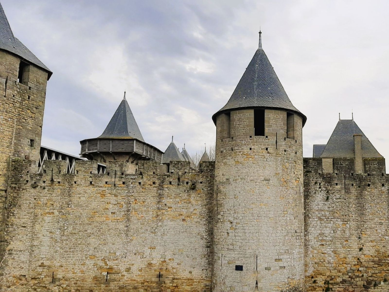 Внутри города-крепости - еще одна крепость - замок Транкавеля