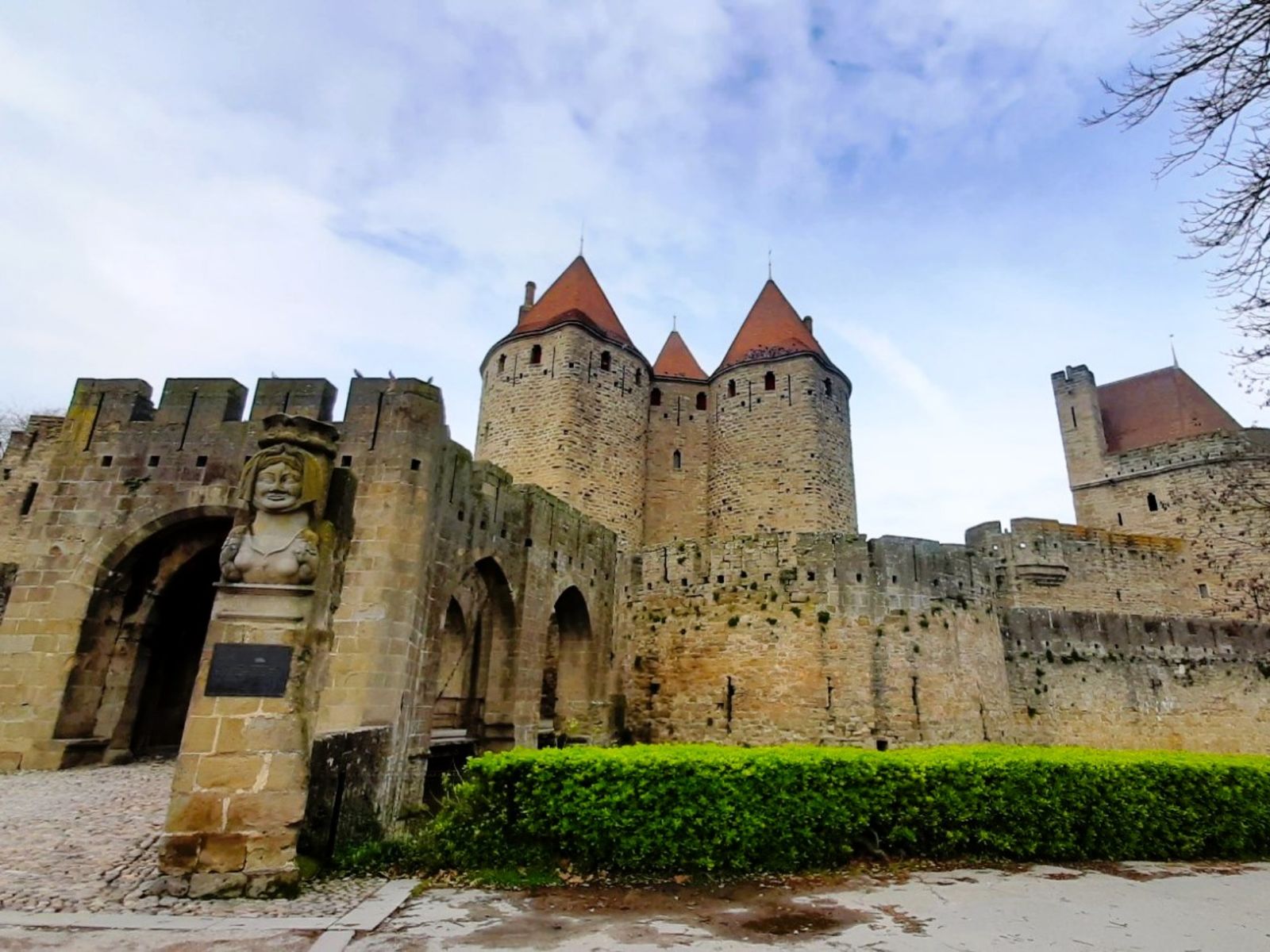 Величественные Нарбоннские ворота