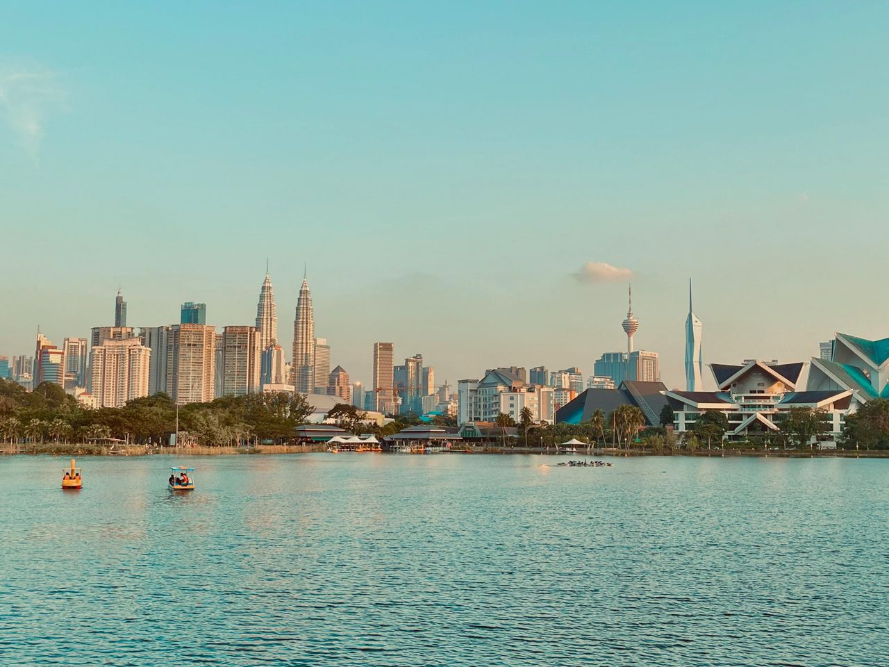 Авторская экскурсия по Куала-Лумпуру + пещеры Бату - индивидуальная экскурсия в Куала-Лумпуре на машине гида длительностью 5 часов с количеством участников до 3 человек со скидкой 15% цена экскурсии 195.5€