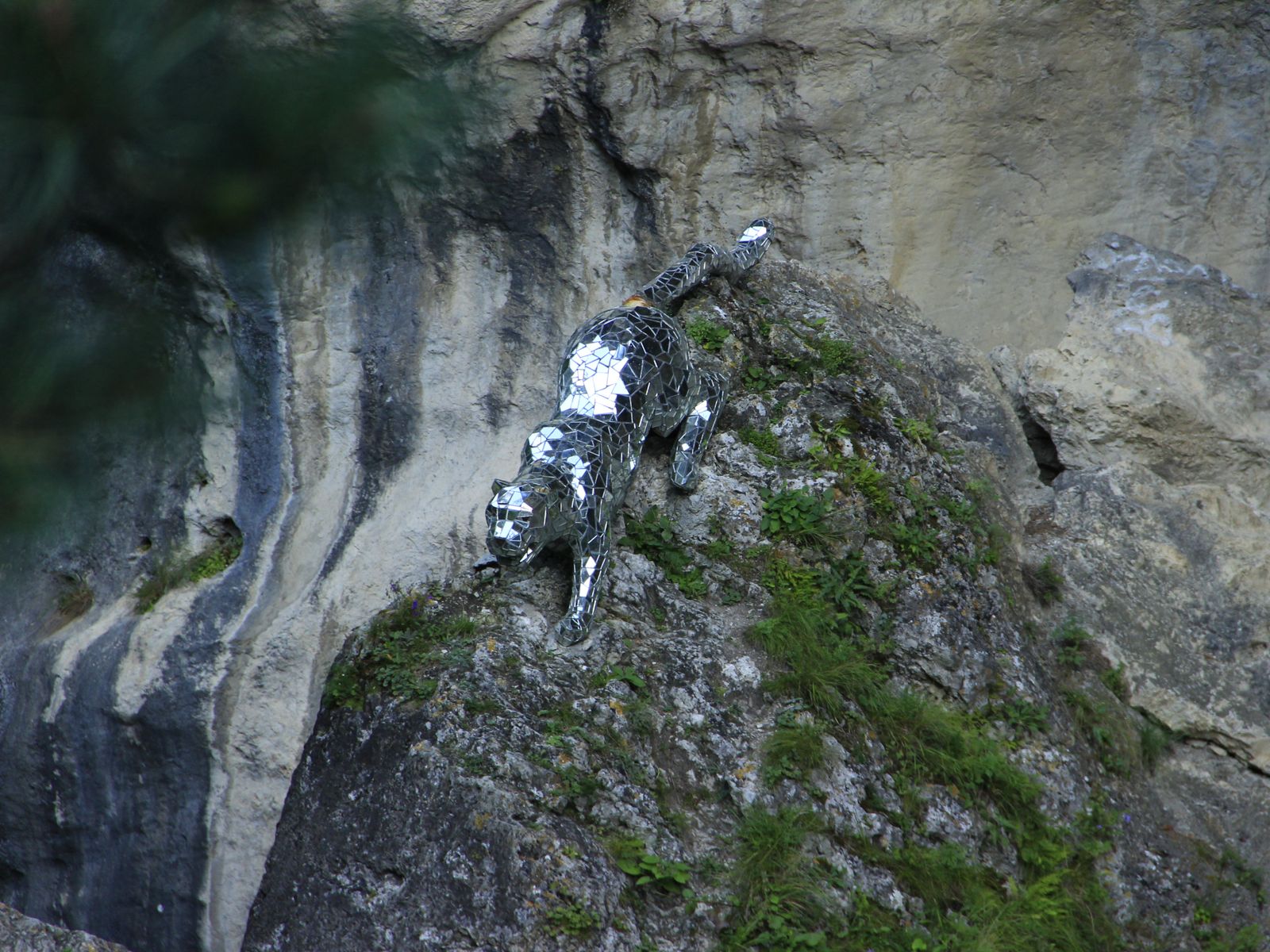 Современный арт-объект "Зеркальный барс" 