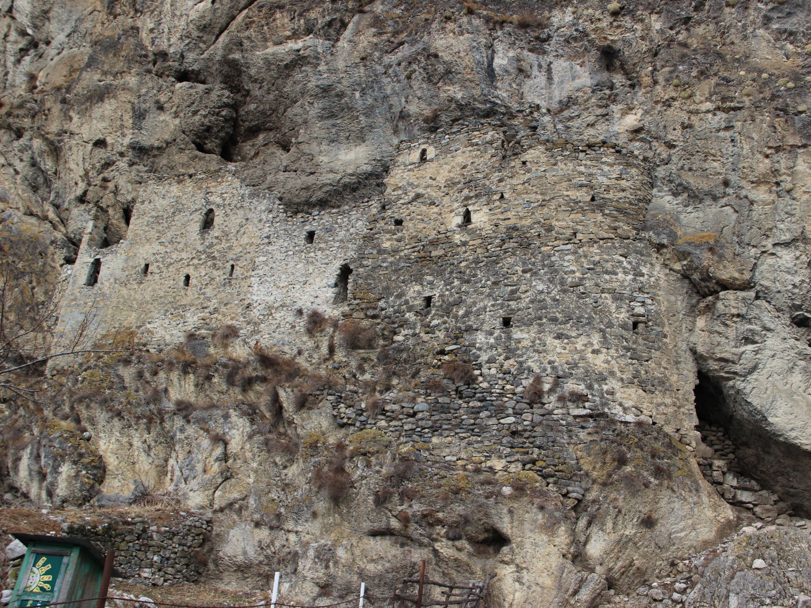 Средневековая Дзивгисская наскальная оборонительная крепость 